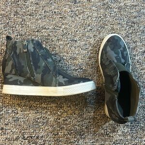 High top sneakers camouflage print